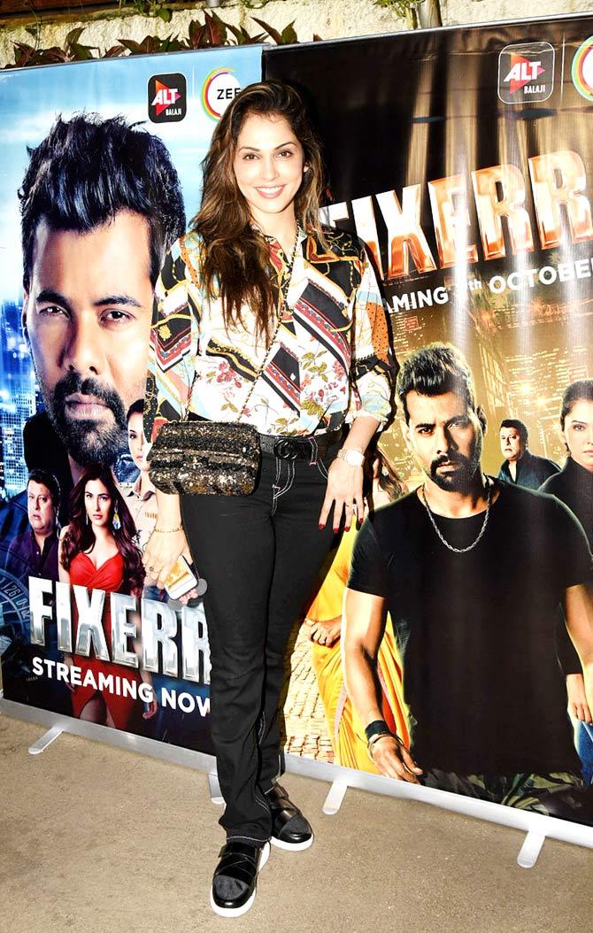 In Fixer, she plays sub-inspector Jayanti Javdekar, who lives in a modest house with her young son and husband. 