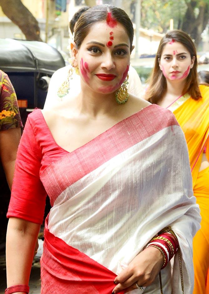 Bipasha Basu looked pretty in her white and red sari as she arrived to seek the blessing of goddess Durga on the final day of the Durga Puja at the Juhu 5-star hotel. She even took part in the 'Sindoor Khela' at the pandal.