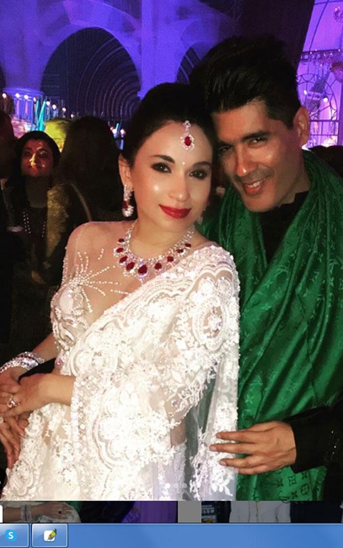 Sheetal Mafatlal is actually an inspiration to many women when it comes to dressing well. In a picture with designer Manish Malhotra, she rocked the white saree yet again!