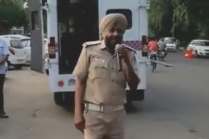 Cop sings 'No Parking Song' inspired by Daler Mehndi to control traffic