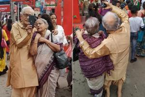 These photos of elderly couple holding hands, taking selfies will melt