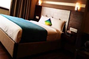 Saudi Arabia eases restrictions on couples taking hotel rooms