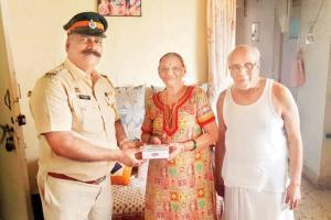 Kandivli cops spread the Diwali cheer in homes of elderly citizens