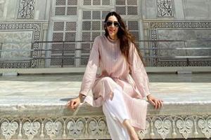 The beautiful Karisma Kapoor is in awe of the gorgeous Taj Mahal