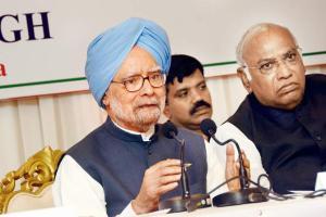 Manmohan Singh address financial slowdown in an event in Mumbai