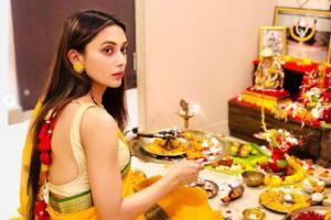 Mimi Chakraborty looks stunning in a yellow saree 