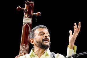 Singing the Guru's praise