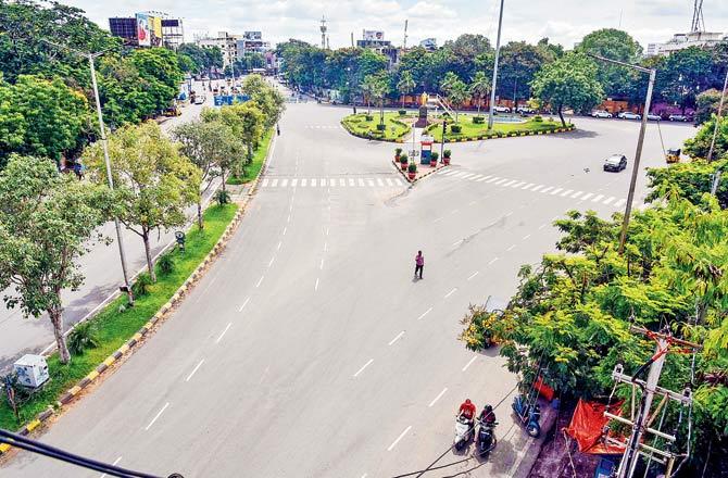 A view of a deserted road during a bandh called by Telangana RTC employees, in Hyderabad. Pics/PTI