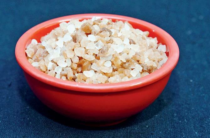 Himalayan rock salt granules