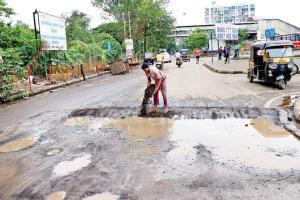 Mumbai: CIDCO hires 1 man to fill potholes; pay him Rs 600 per day