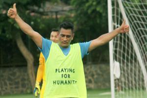MS Dhoni shows off his football skills in Juhu