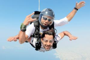 Himansh Kohli's video experiencing the thrill of sky diving is amusing