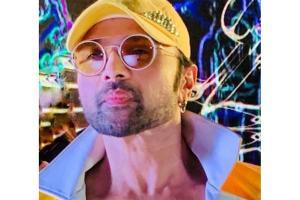Himesh Reshammiya comes back with his iconic cap look for his next song