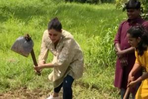 Kareena Kapoor Khan digs ground; video goes viral
