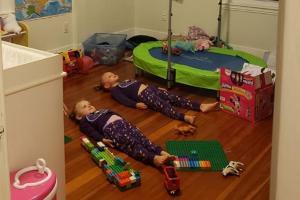 Mother uses hilarious trick to keep kids in one place; Internet laughs