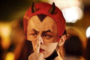 Hong Kong emergency law bans face masks