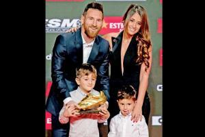 Lionel Messi scores hat-trick, receives 6th Golden Show award