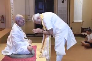 PM Narendra Modi leads nation in paying tribute to the Mahatma Gandhi