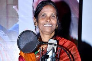 Ranu Mondal sings Tujhe Dekha Toh Ye Jaana Sanam; audience goes crazy