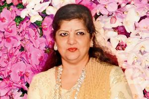 MNS chief Raj Thackeray's wife Sharmila in minor car accident