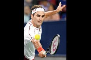 Roger Federer flustered, Novak Djokovic delights in pre-quarters