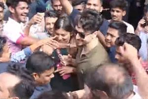 Hrithik Roshan and Tiger Shroff mobbed by fans at Gaiety Galaxy!