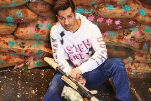 Varun Dhawan all set to play paintball with this lucky fan