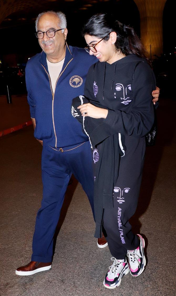 Producer Boney Kapoor was also spotted at the Mumbai airport along with daughter Khushi Kapoor. Boney sported his trademark blue tracksuit, while Khushi wore a navy blue hoodie and matching track pants.