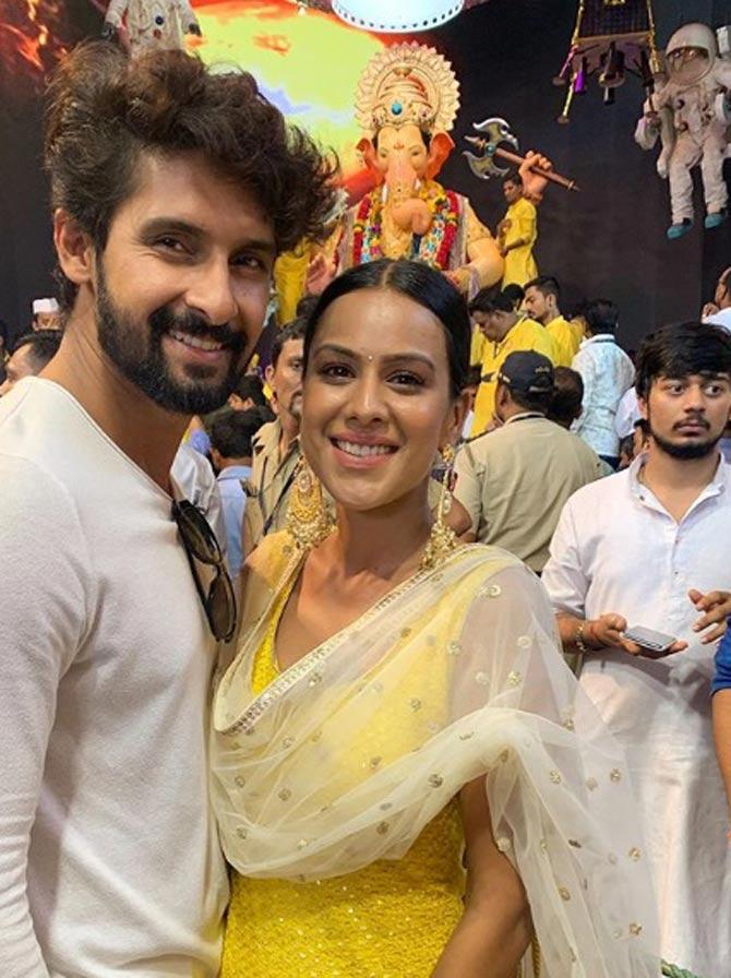 Nia Sharma then starred in a number of TV shows including Yeh Rishta Kya Kehlata Hai, Qubool Hai, and one of her most famous shows so far, Jamai Raja. The show was produced by Akshay Kumar and co-produced by Ashvini Yardi and Meenakshi Sagar.
Pictured: Nia Sharma with her Jamai 2.0 co-star Ravi Dubey at Lalbaugcha Raja in 2019. 