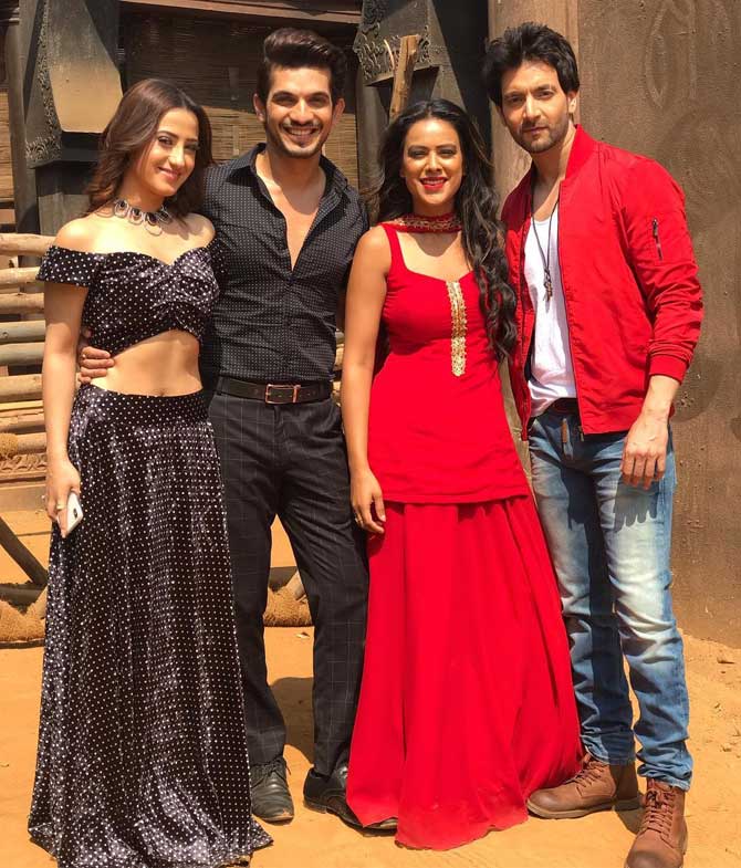 The fact that she was the first television actress to go completely bald onscreen for the role of a woman battling cancer in the show, Ek Hazaaron Mein Meri Behna Hain, shows how bold Nia really is.
Pictured: Nia Sharma poses with her Ishq Mein Marjawan co-stars Arjun Bijlani, Aalisha Panwar and Vineet Raina.