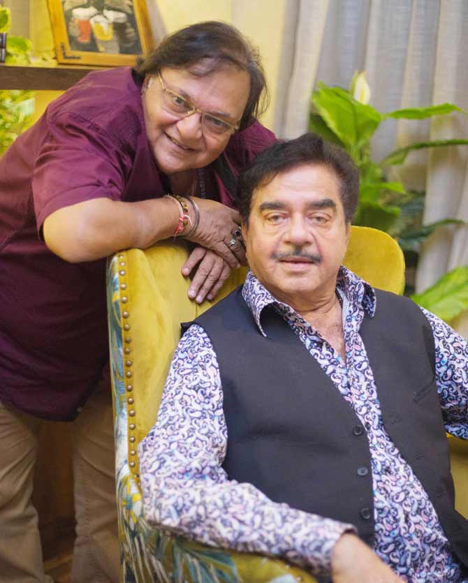 Rakesh Bedi was clicked by the photographers at the event. Bedi was overjoyed to meet his good old friend Shatrughan Sinha. Best known for his comedy roles in Chashme Buddoor, Shrimaan Shrimati, and Yes Boss. Bedi was last seen on the big screen in Uri: The Surgical Strike.