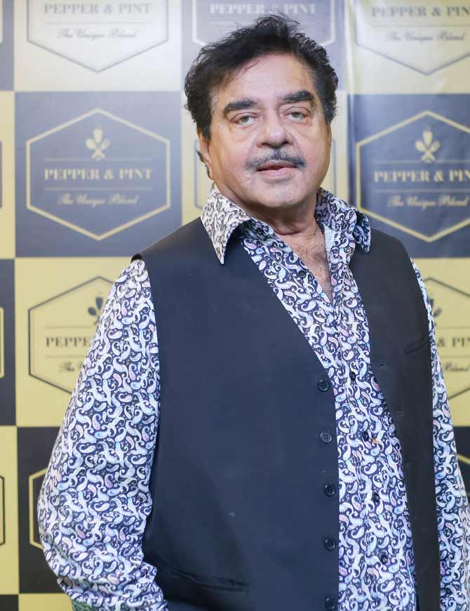 Veteran actors Shatrughan Sinha, Poonam Dhillon, Anil Dhawan, Rakesh Bedi, and filmmaker Ramesh Sippy had a joyful get together at a popular restaurant in Juhu, Mumbai. On this happy occasion, the former Member of Parliament donned a blue floral shirt and blue jacket for the outing. All Pictures/Yogen Shah