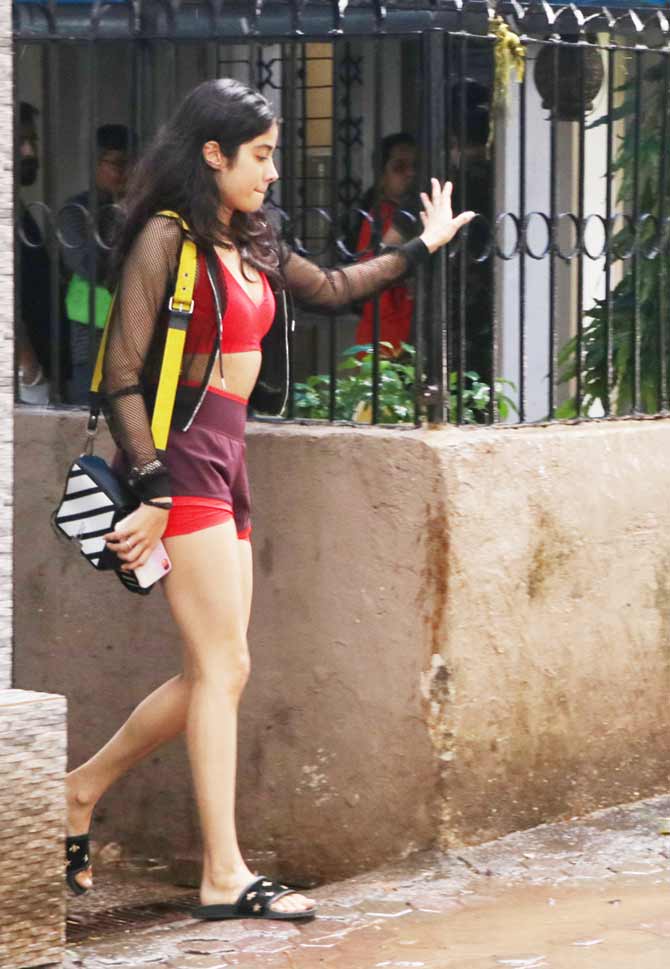While Tiger and co. where at a multiplex, Janhvi Kapoor, was spotted at her gym in Juhu, Mumbai. Janhvi sported an orange sports bra, which she paired with brown yoga pants and mesh jacket for the workout. Her gym gear is already winning the internet.