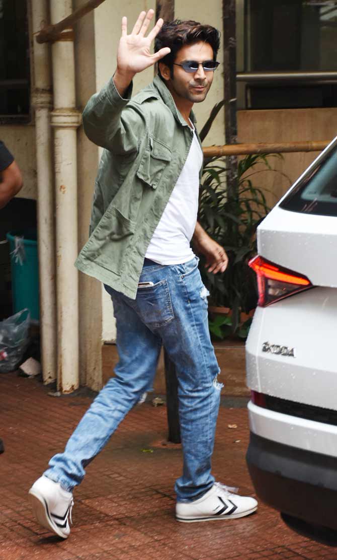 Pati Patni Aur Woh also stars Bhumi Penekar and is being directed by Mudassar Aziz. The upcoming film is slated to release on December 6, this year.
In picture: Kartik Aaryan waves at the photographers as he leaves at the celebrity management company.