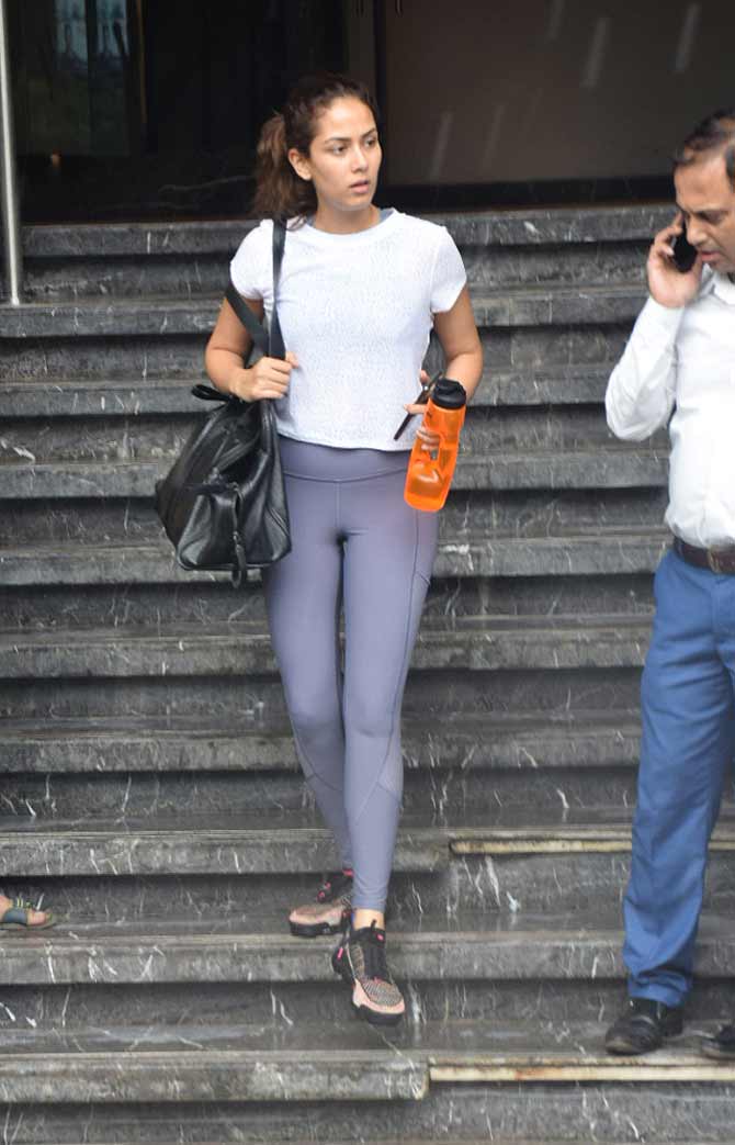 Mira Rajput was also clicked at the gym in Juhu, Mumbai. The star wife opted for a white t-shirt, paired with grey jeggings as her gym gear.