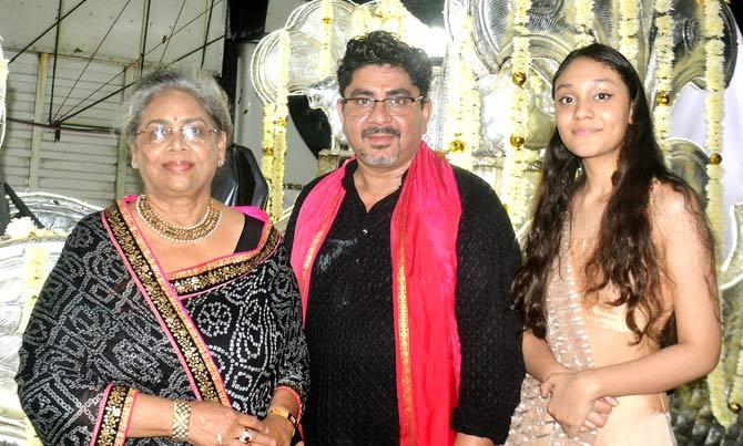 Actors Shivangi Joshi, Parul Chauhan were seen dancing their hearts out with the entire crew of the show.
In picture: Rajan Shahi with mother Deepa and daughter Ishika.