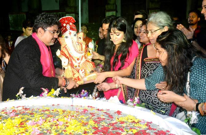 The team was joined by Shivangi's parents as well as Parul's fiancé Chirag Thakar, who danced with the teams of Yeh Rishta Kya Kehlata Hai.