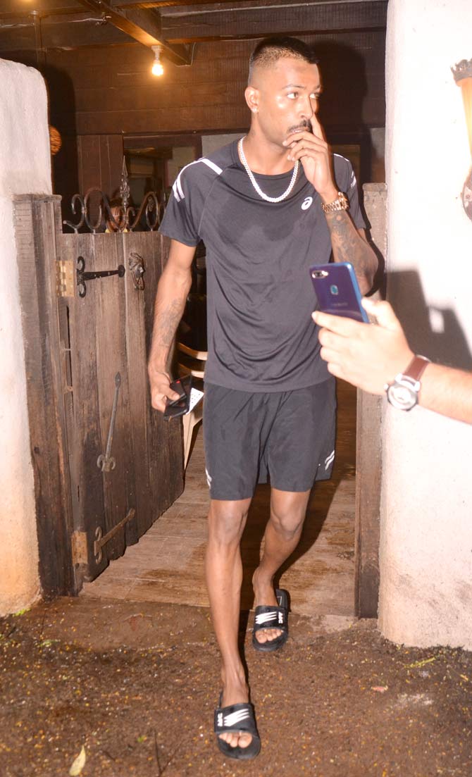 Hardik Pandya sported a black jersey and similar coloured shorts and slip-ons. What stood out was the chain that he wore!