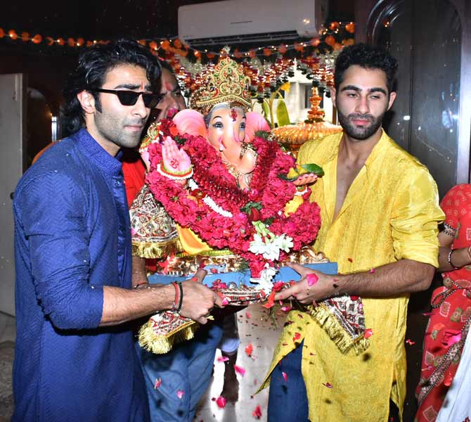 Jain brothers, like every year, celebrate Ganesh Chaturthi at their Bandra residence. For the unversed, Karisma Kapoor and Kareena Kapoor Khan paid a visit to seek Bappa's blessings over the weekend, and the pictures took the internet by storm.