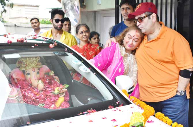 Apart from his 'Mangal Murti Morya' clipping, Taimur Ali Khan doing bicycle crunches with Armaan Jain also left the netizens awwing over his cute laughter while trying hard to beat his uncle in the workout session.
In picture: Rima Jain and Rajiv Kapoor caught in an emotional moment at the Ganesh visarjan.