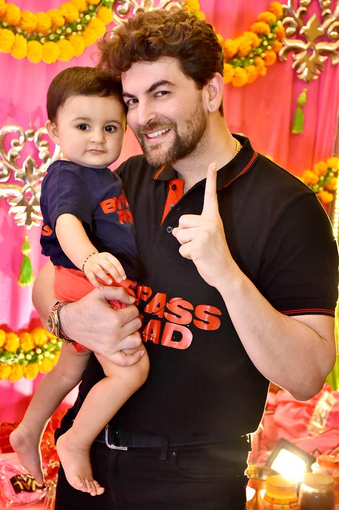 Neil Nitin Mukesh and family also hosted the visarjan ceremony on Anant Chaturdashi. The entire family, along with the youngest member Nurvi, were seen celebrating the auspicious day.
In picture: Nurvi with father Neil Nitin Mukesh at the visarjan.