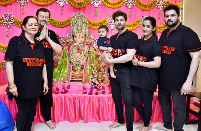 Rishi Kapoor, out of many other B-town celebs, paid a visit to his old friend Nitin Mukesh on the occasion of Ganesh Chaturthi as soon as he landed in the city.