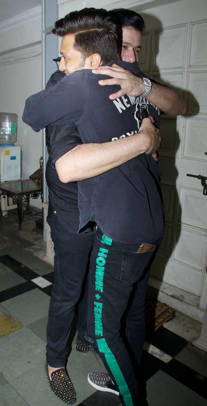 Armaan Kohli greeted Riteish Deshmukh with a hug at the bash.