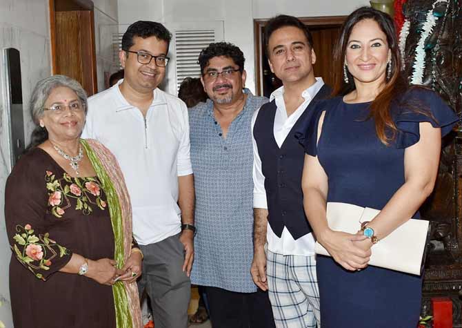 Yeh Rishta Kya Khelata Hai has completed 3,000 episodes, and the cast celebrated the feat by sitting down together to watch the show. The saas-bahu drama had gone on air on September 11, 2008.
In picture: Deepa Shahi, Rajan Shahi, Sachin Tyagi and Rakshanda Khan at the bash.