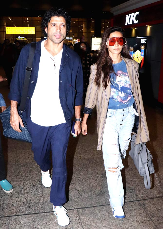 Farhan Akhtar and Shibani Dandekar were returning from Canada, where Farhan attended the special screening of The Sky Is Pink at the Toronto Film Festival. Also present at the event were Priyanka Chopra and Shonali Bose.