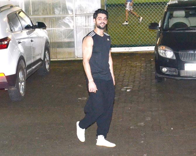 Another telly actor Karan Wahi was also out enjoying the football session. Karan opted for a sleeveless black t-shirt and trousers for the play. The star who has completed 15 years in showbiz is currently hosting dance reality show Dance India Dance.