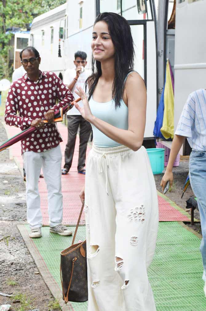 Ananya Panday and Ishaan Khatter were spotted shooting for their upcoming drama, Khaali Peeli, in Vile Parle, Mumbai. Anaya was snapped wearing distressed white pants, paired with a blue top during the outing. All pictures/Yogen Shah