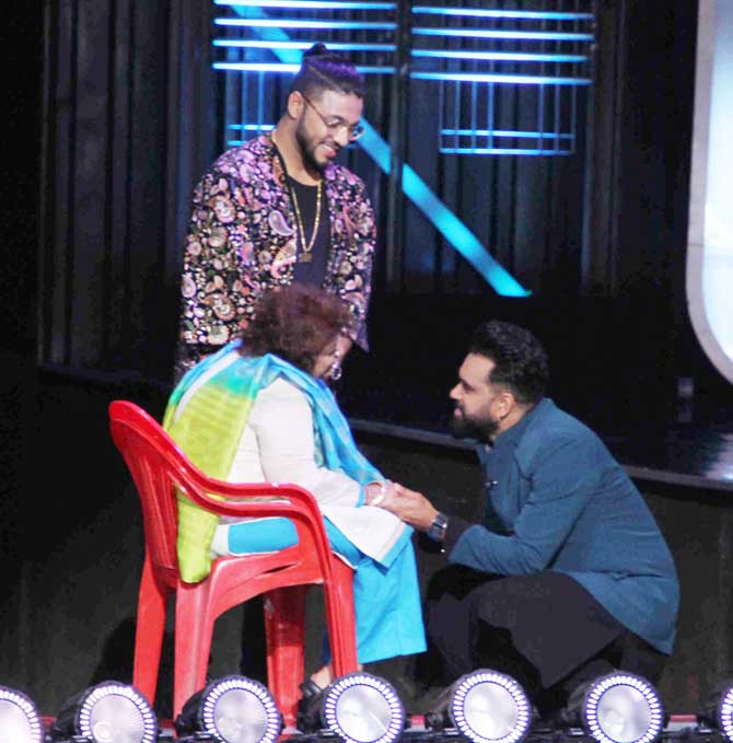 Before the contestants could get an opportunity to showcase their talent to 'The Mother of Dance in India', host Karan Wahi asked the Master and her student Bebo about their experience of working together. Keeping it short and simple, Saroj Khan made a sweet remark, 
