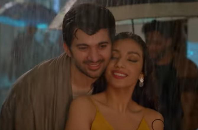 Pal Pal Dil Ke Paas (2019): Sunny Deol's son Karan Deol and newcomer Sahher Bamba made their debut together with the film Pal Pal Dil Ke Paas. Sunny Deol has himself directed this venture. Interestingly, the film's name is taken from a song from Karan's grandfather, Dharmendra's film, Blackmail (1973). From its trailer, the film looks like a refreshing love story.