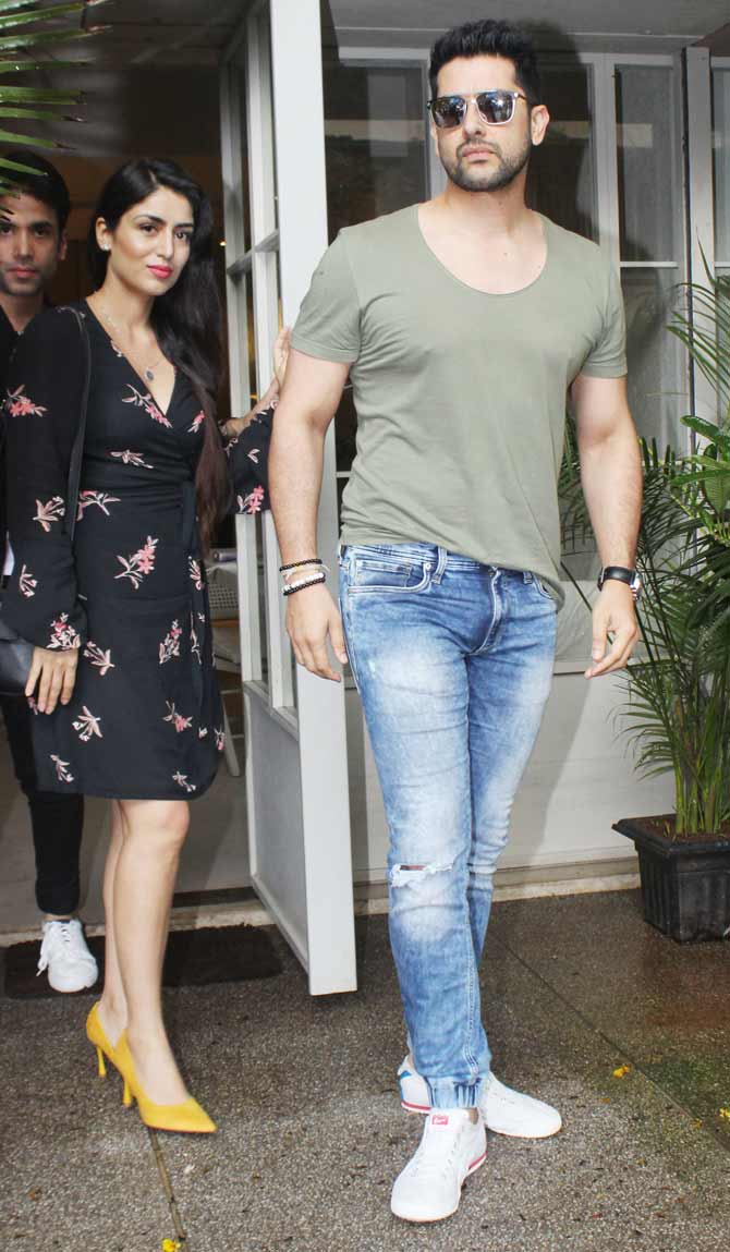 Aftab Shivdasani along with wife Nin Dusanj and friend Tusshar Kapoor were spotted at a popular restaurant in Bandra, Mumbai. Aftab kept it casual in tee and denim, while wife Nin wore a black dress. All pictures/Yogen Shah